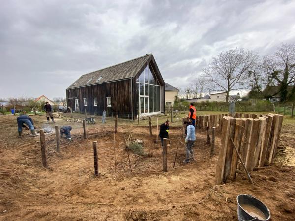 Chantier participatif pour les aménagements extérieurs de l'agence à Yvetot