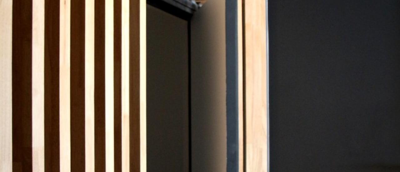 Placards dissimulés et claustra bois pour villa contemporaine