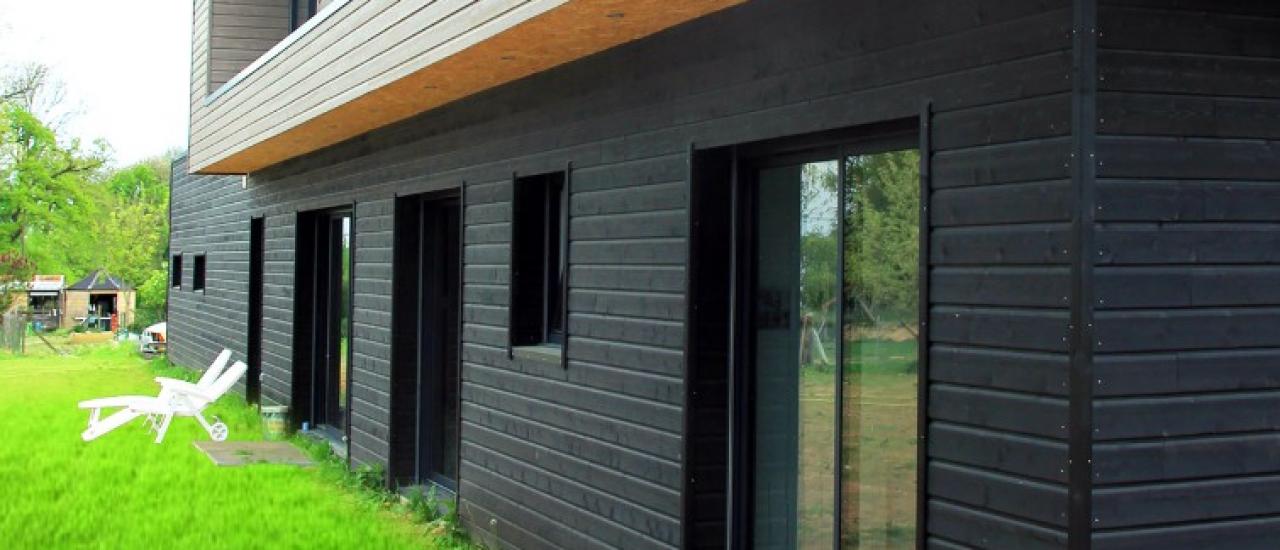 Maison ossature bois et bardage peint à Le Torp-Mesnil (76)