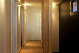 Placards dissimulés et claustra bois pour villa contemporaine