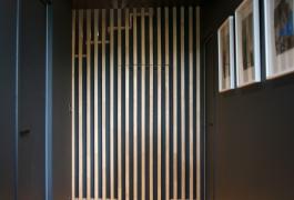 Placards dissimulés et claustra bois pour villa contemporaine
