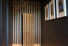 Placards dissimulés et claustra bois pour villa contemporaine