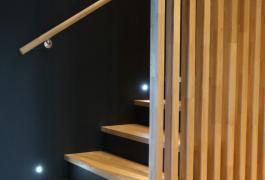 Placards dissimulés et claustra bois pour villa contemporaine