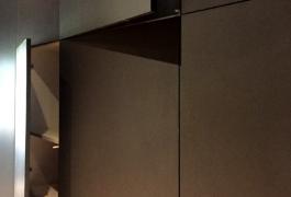 Placards dissimulés et claustra bois pour villa contemporaine