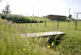 Aires sportives et vestiaires du club de football à Mesnières-en-Bray (76)