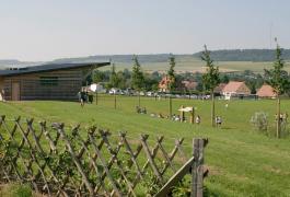 Aires sportives et vestiaires du club de football à Mesnières-en-Bray (76)