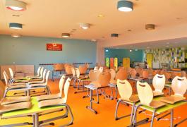 Restaurant haut en couleur pour le groupe scolaire d'Epron (14)