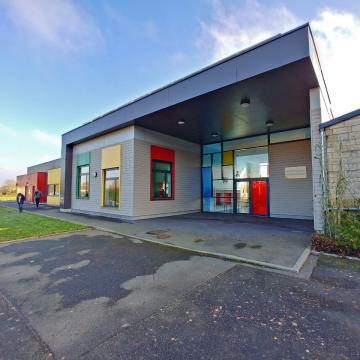 Restaurant haut en couleur pour le groupe scolaire d'Epron (14) Restaurant haut en couleur pour le groupe scolaire d'Epron (14)