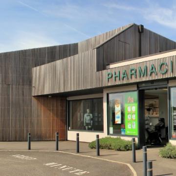 Pharmacie contemporaine, tout de bois vêtue, à Bacqueville-en-Caux (76)