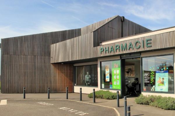 Pharmacie contemporaine, tout de bois vêtue, à Bacqueville-en-Caux (76)