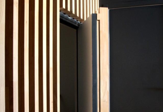 Placards dissimulés et claustra bois pour villa contemporaine