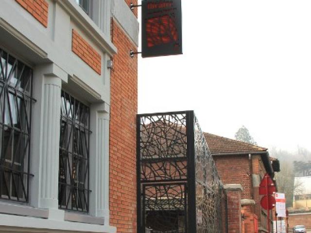 Théâtre des Bains Douches / design des grilles et de l'enseigne