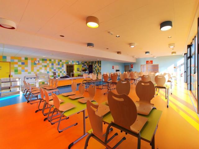 Restaurant haut en couleur pour le groupe scolaire d'Epron (14)