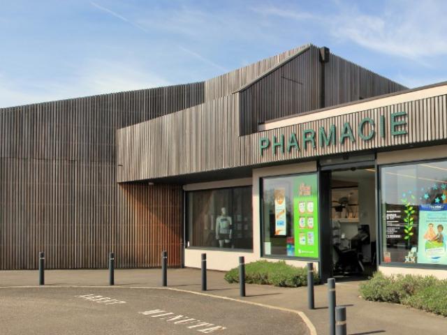 Pharmacie contemporaine, tout de bois vêtue, à Bacqueville-en-Caux (76)