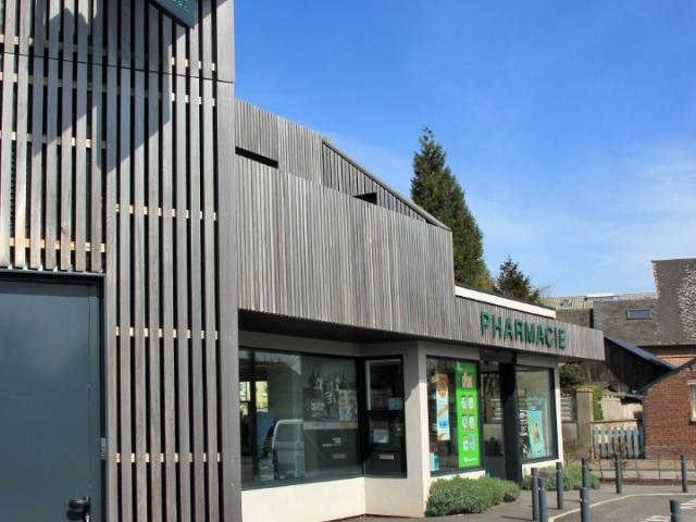 Pharmacie contemporaine, tout de bois vêtue, à Bacqueville-en-Caux (76)