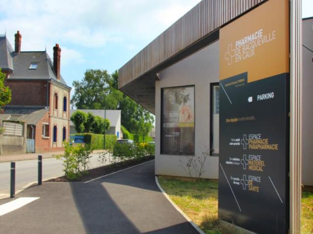 Pharmacie contemporaine, tout de bois vêtue, à Bacqueville-en-Caux (76)