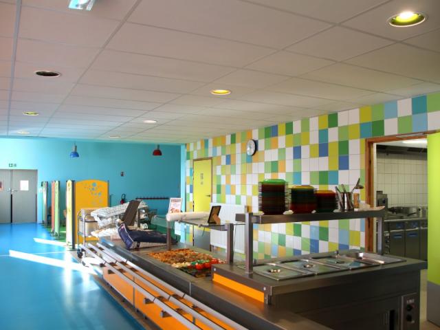 Restaurant haut en couleur pour le groupe scolaire d'Epron (14)