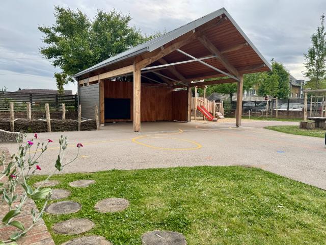 Renaturation d'une cour d'école & construction d'un préau à Roncherolles-sur-le-Vivier(76)