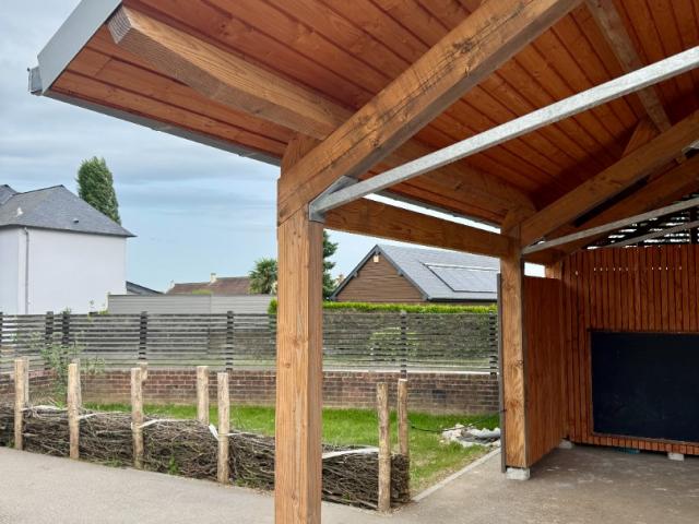 Renaturation d'une cour d'école & construction d'un préau à Roncherolles-sur-le-Vivier(76)