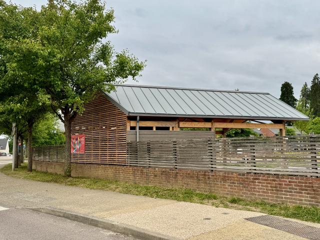 Renaturation d'une cour d'école & construction d'un préau à Roncherolles-sur-le-Vivier(76)
