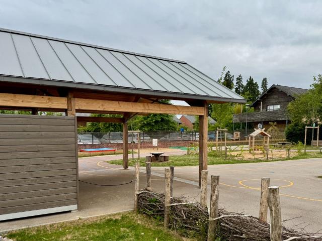 Renaturation d'une cour d'école & construction d'un préau à Roncherolles-sur-le-Vivier(76)