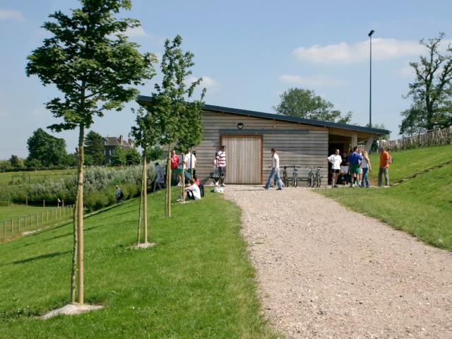 Aires sportives et vestiaires du club de football à Mesnières-en-Bray (76)