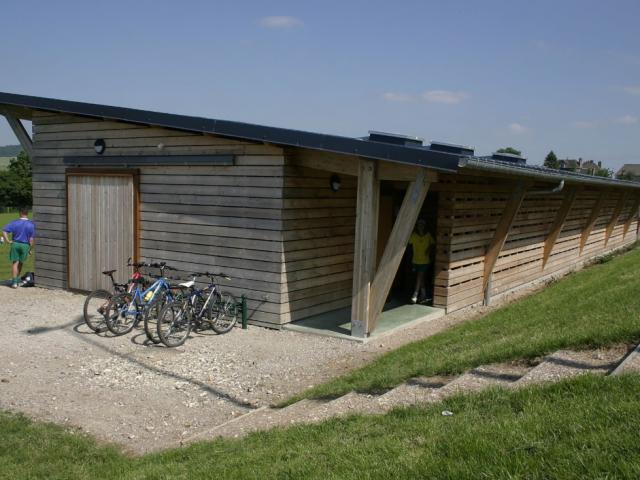 Aires sportives et vestiaires du club de football à Mesnières-en-Bray (76)