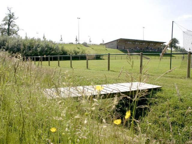 Aires sportives et vestiaires du club de football à Mesnières-en-Bray (76)