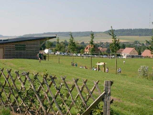 Aires sportives et vestiaires du club de football à Mesnières-en-Bray (76)