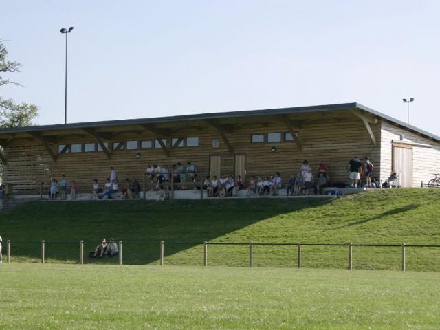 Aires sportives et vestiaires du club de football à Mesnières-en-Bray (76)