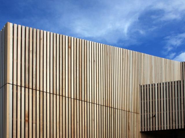 Pharmacie contemporaine, tout de bois vêtue, à Bacqueville-en-Caux (76)