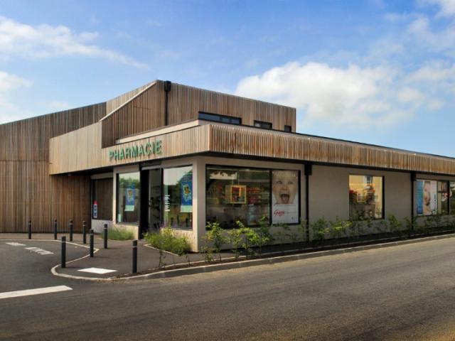 Pharmacie contemporaine, tout de bois vêtue, à Bacqueville-en-Caux (76)